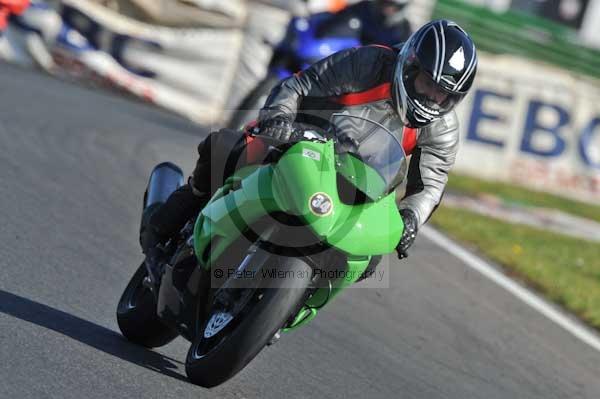 Mallory park Leicestershire;Mallory park photographs;Motorcycle action photographs;event digital images;eventdigitalimages;mallory park;no limits trackday;peter wileman photography;trackday;trackday digital images;trackday photos