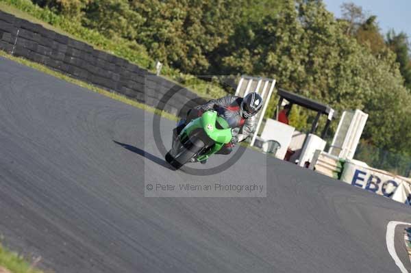Mallory park Leicestershire;Mallory park photographs;Motorcycle action photographs;event digital images;eventdigitalimages;mallory park;no limits trackday;peter wileman photography;trackday;trackday digital images;trackday photos