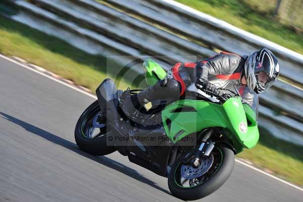 Mallory park Leicestershire;Mallory park photographs;Motorcycle action photographs;event digital images;eventdigitalimages;mallory park;no limits trackday;peter wileman photography;trackday;trackday digital images;trackday photos
