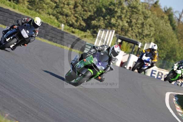 Mallory park Leicestershire;Mallory park photographs;Motorcycle action photographs;event digital images;eventdigitalimages;mallory park;no limits trackday;peter wileman photography;trackday;trackday digital images;trackday photos