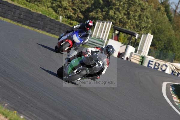 Mallory park Leicestershire;Mallory park photographs;Motorcycle action photographs;event digital images;eventdigitalimages;mallory park;no limits trackday;peter wileman photography;trackday;trackday digital images;trackday photos