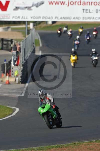 Mallory park Leicestershire;Mallory park photographs;Motorcycle action photographs;event digital images;eventdigitalimages;mallory park;no limits trackday;peter wileman photography;trackday;trackday digital images;trackday photos