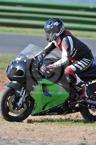Mallory park Leicestershire;Mallory park photographs;Motorcycle action photographs;event digital images;eventdigitalimages;mallory park;no limits trackday;peter wileman photography;trackday;trackday digital images;trackday photos