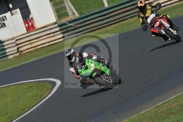 Mallory park Leicestershire;Mallory park photographs;Motorcycle action photographs;event digital images;eventdigitalimages;mallory park;no limits trackday;peter wileman photography;trackday;trackday digital images;trackday photos
