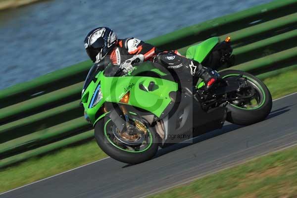 Mallory park Leicestershire;Mallory park photographs;Motorcycle action photographs;event digital images;eventdigitalimages;mallory park;no limits trackday;peter wileman photography;trackday;trackday digital images;trackday photos