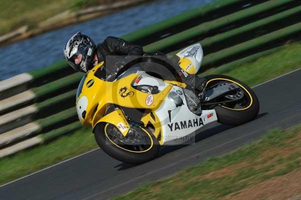 Mallory park Leicestershire;Mallory park photographs;Motorcycle action photographs;event digital images;eventdigitalimages;mallory park;no limits trackday;peter wileman photography;trackday;trackday digital images;trackday photos