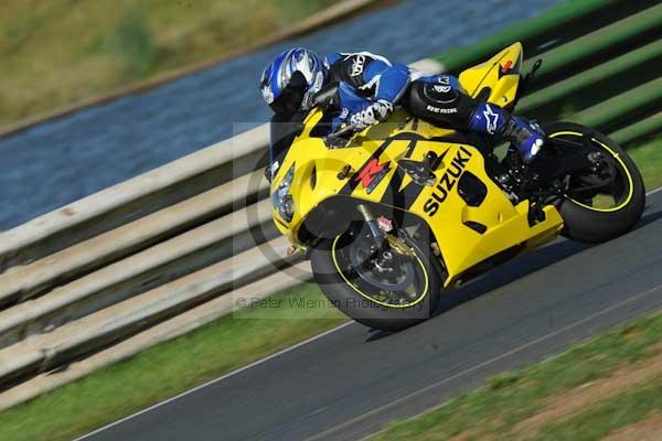 Mallory park Leicestershire;Mallory park photographs;Motorcycle action photographs;event digital images;eventdigitalimages;mallory park;no limits trackday;peter wileman photography;trackday;trackday digital images;trackday photos