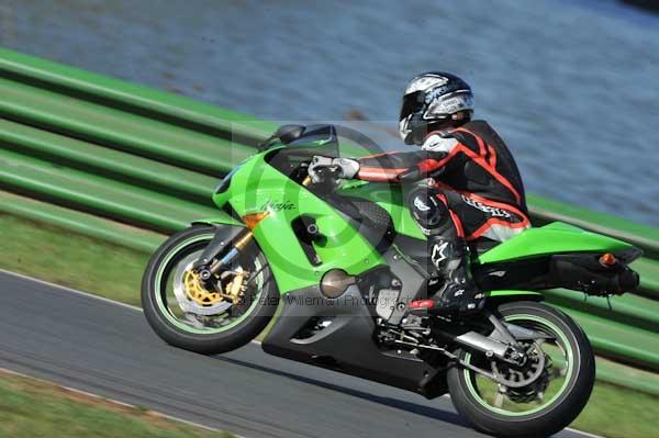 Mallory park Leicestershire;Mallory park photographs;Motorcycle action photographs;event digital images;eventdigitalimages;mallory park;no limits trackday;peter wileman photography;trackday;trackday digital images;trackday photos
