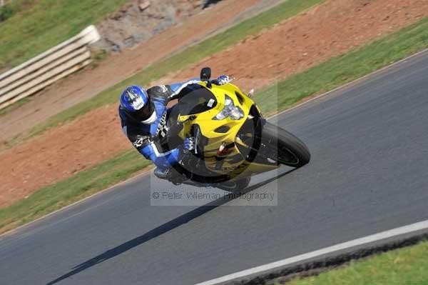 Mallory park Leicestershire;Mallory park photographs;Motorcycle action photographs;event digital images;eventdigitalimages;mallory park;no limits trackday;peter wileman photography;trackday;trackday digital images;trackday photos