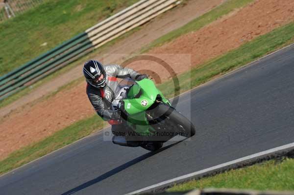 Mallory park Leicestershire;Mallory park photographs;Motorcycle action photographs;event digital images;eventdigitalimages;mallory park;no limits trackday;peter wileman photography;trackday;trackday digital images;trackday photos