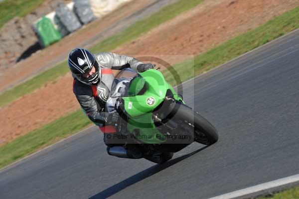 Mallory park Leicestershire;Mallory park photographs;Motorcycle action photographs;event digital images;eventdigitalimages;mallory park;no limits trackday;peter wileman photography;trackday;trackday digital images;trackday photos
