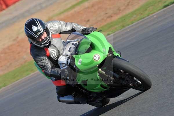 Mallory park Leicestershire;Mallory park photographs;Motorcycle action photographs;event digital images;eventdigitalimages;mallory park;no limits trackday;peter wileman photography;trackday;trackday digital images;trackday photos