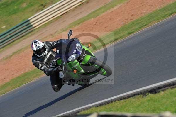 Mallory park Leicestershire;Mallory park photographs;Motorcycle action photographs;event digital images;eventdigitalimages;mallory park;no limits trackday;peter wileman photography;trackday;trackday digital images;trackday photos