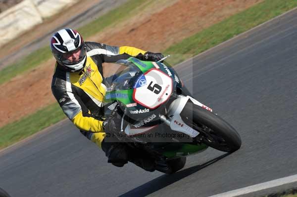 Mallory park Leicestershire;Mallory park photographs;Motorcycle action photographs;event digital images;eventdigitalimages;mallory park;no limits trackday;peter wileman photography;trackday;trackday digital images;trackday photos