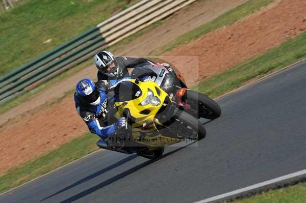 Mallory park Leicestershire;Mallory park photographs;Motorcycle action photographs;event digital images;eventdigitalimages;mallory park;no limits trackday;peter wileman photography;trackday;trackday digital images;trackday photos