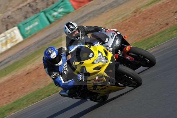 Mallory park Leicestershire;Mallory park photographs;Motorcycle action photographs;event digital images;eventdigitalimages;mallory park;no limits trackday;peter wileman photography;trackday;trackday digital images;trackday photos