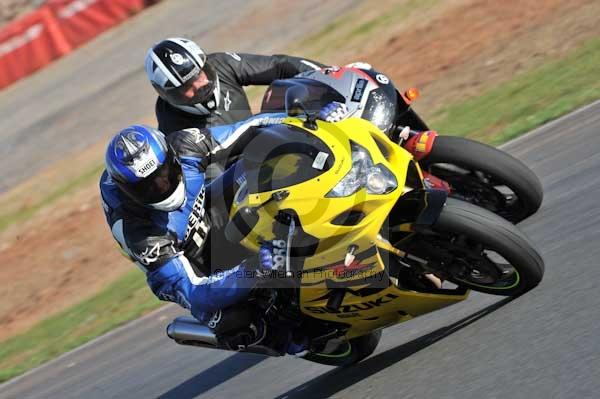 Mallory park Leicestershire;Mallory park photographs;Motorcycle action photographs;event digital images;eventdigitalimages;mallory park;no limits trackday;peter wileman photography;trackday;trackday digital images;trackday photos