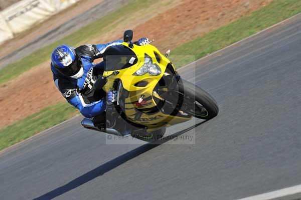 Mallory park Leicestershire;Mallory park photographs;Motorcycle action photographs;event digital images;eventdigitalimages;mallory park;no limits trackday;peter wileman photography;trackday;trackday digital images;trackday photos