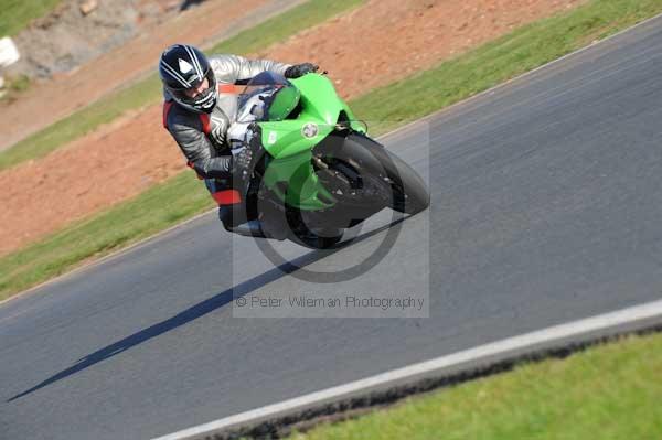 Mallory park Leicestershire;Mallory park photographs;Motorcycle action photographs;event digital images;eventdigitalimages;mallory park;no limits trackday;peter wileman photography;trackday;trackday digital images;trackday photos
