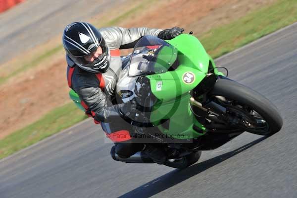 Mallory park Leicestershire;Mallory park photographs;Motorcycle action photographs;event digital images;eventdigitalimages;mallory park;no limits trackday;peter wileman photography;trackday;trackday digital images;trackday photos