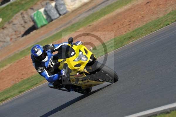 Mallory park Leicestershire;Mallory park photographs;Motorcycle action photographs;event digital images;eventdigitalimages;mallory park;no limits trackday;peter wileman photography;trackday;trackday digital images;trackday photos