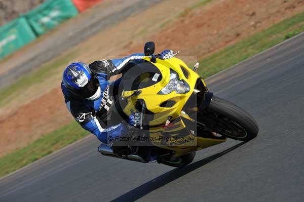 Mallory park Leicestershire;Mallory park photographs;Motorcycle action photographs;event digital images;eventdigitalimages;mallory park;no limits trackday;peter wileman photography;trackday;trackday digital images;trackday photos