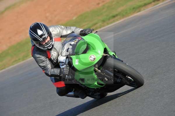 Mallory park Leicestershire;Mallory park photographs;Motorcycle action photographs;event digital images;eventdigitalimages;mallory park;no limits trackday;peter wileman photography;trackday;trackday digital images;trackday photos