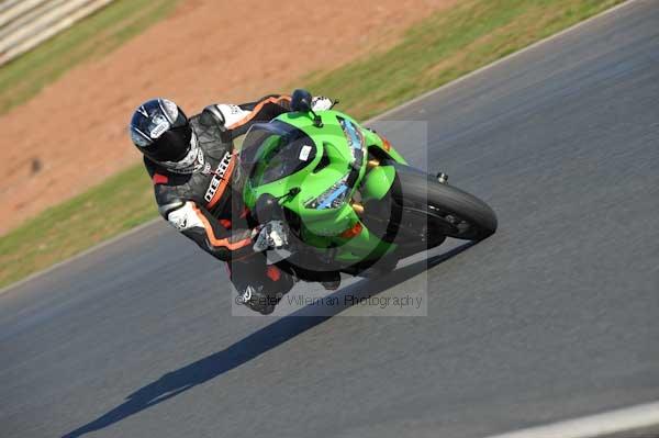Mallory park Leicestershire;Mallory park photographs;Motorcycle action photographs;event digital images;eventdigitalimages;mallory park;no limits trackday;peter wileman photography;trackday;trackday digital images;trackday photos