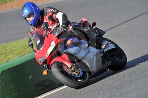 Mallory park Leicestershire;Mallory park photographs;Motorcycle action photographs;event digital images;eventdigitalimages;mallory park;no limits trackday;peter wileman photography;trackday;trackday digital images;trackday photos
