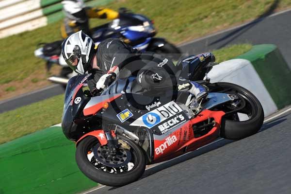Mallory park Leicestershire;Mallory park photographs;Motorcycle action photographs;event digital images;eventdigitalimages;mallory park;no limits trackday;peter wileman photography;trackday;trackday digital images;trackday photos
