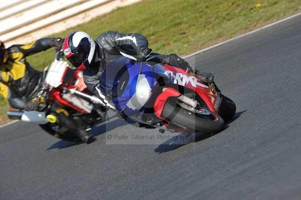 Mallory park Leicestershire;Mallory park photographs;Motorcycle action photographs;event digital images;eventdigitalimages;mallory park;no limits trackday;peter wileman photography;trackday;trackday digital images;trackday photos