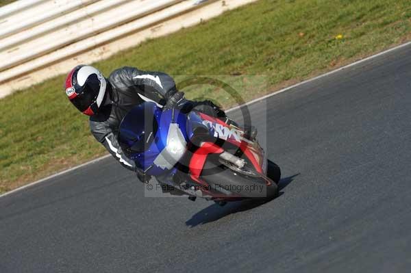 Mallory park Leicestershire;Mallory park photographs;Motorcycle action photographs;event digital images;eventdigitalimages;mallory park;no limits trackday;peter wileman photography;trackday;trackday digital images;trackday photos