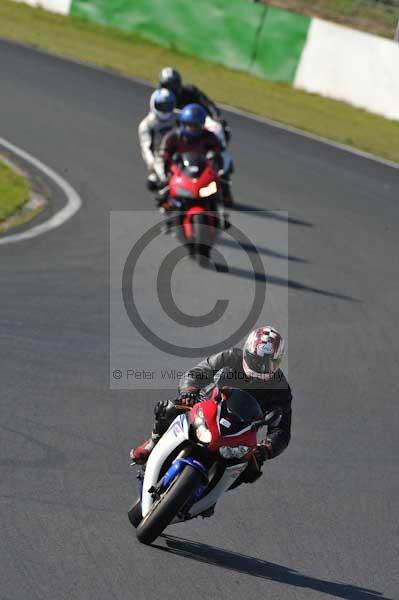 Mallory park Leicestershire;Mallory park photographs;Motorcycle action photographs;event digital images;eventdigitalimages;mallory park;no limits trackday;peter wileman photography;trackday;trackday digital images;trackday photos