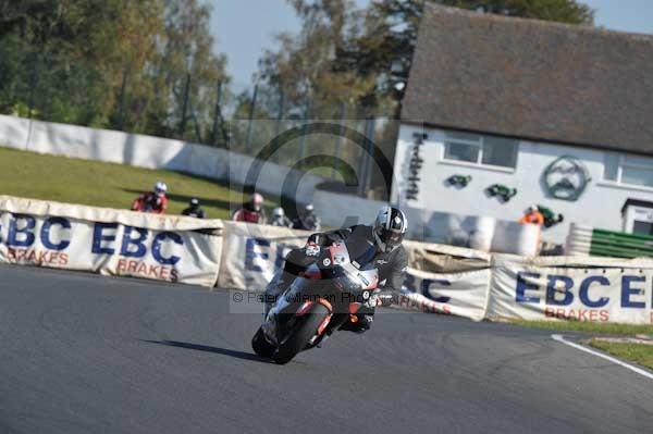 Mallory park Leicestershire;Mallory park photographs;Motorcycle action photographs;event digital images;eventdigitalimages;mallory park;no limits trackday;peter wileman photography;trackday;trackday digital images;trackday photos