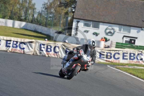 Mallory park Leicestershire;Mallory park photographs;Motorcycle action photographs;event digital images;eventdigitalimages;mallory park;no limits trackday;peter wileman photography;trackday;trackday digital images;trackday photos
