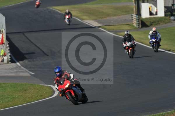 Mallory park Leicestershire;Mallory park photographs;Motorcycle action photographs;event digital images;eventdigitalimages;mallory park;no limits trackday;peter wileman photography;trackday;trackday digital images;trackday photos