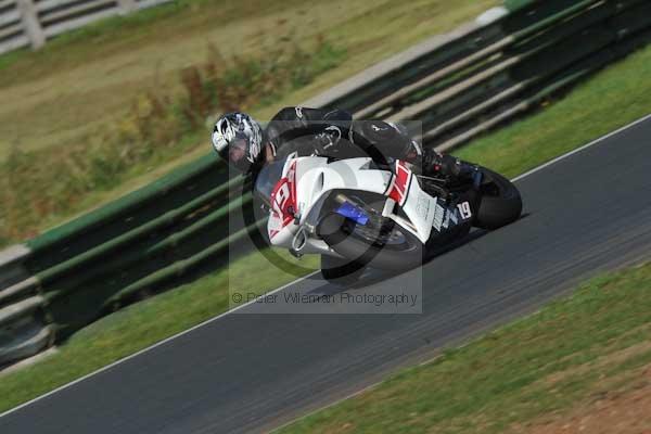Mallory park Leicestershire;Mallory park photographs;Motorcycle action photographs;event digital images;eventdigitalimages;mallory park;no limits trackday;peter wileman photography;trackday;trackday digital images;trackday photos