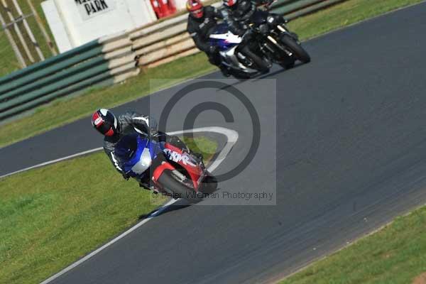 Mallory park Leicestershire;Mallory park photographs;Motorcycle action photographs;event digital images;eventdigitalimages;mallory park;no limits trackday;peter wileman photography;trackday;trackday digital images;trackday photos