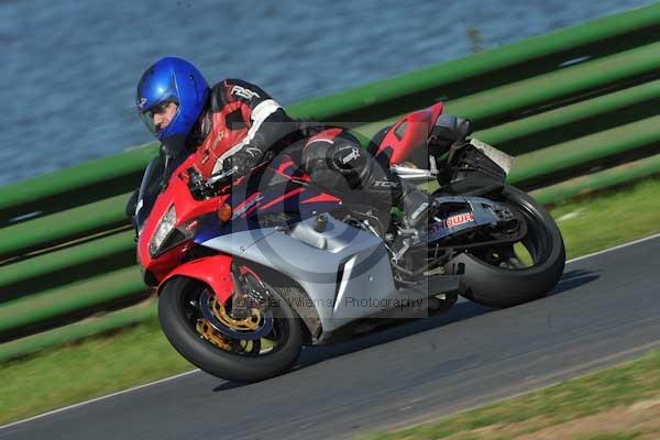 Mallory park Leicestershire;Mallory park photographs;Motorcycle action photographs;event digital images;eventdigitalimages;mallory park;no limits trackday;peter wileman photography;trackday;trackday digital images;trackday photos