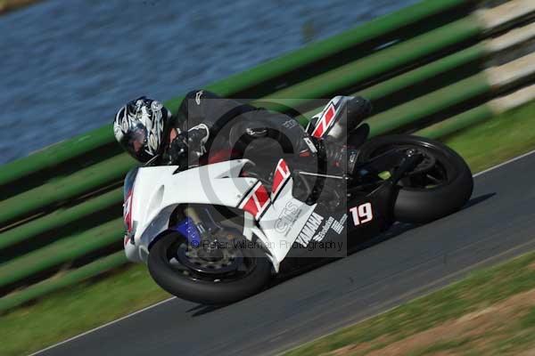 Mallory park Leicestershire;Mallory park photographs;Motorcycle action photographs;event digital images;eventdigitalimages;mallory park;no limits trackday;peter wileman photography;trackday;trackday digital images;trackday photos