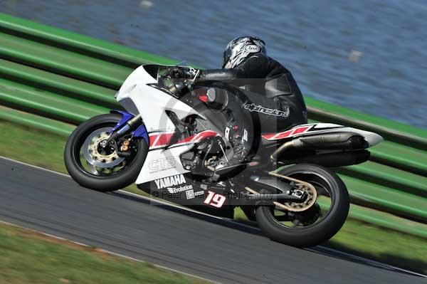 Mallory park Leicestershire;Mallory park photographs;Motorcycle action photographs;event digital images;eventdigitalimages;mallory park;no limits trackday;peter wileman photography;trackday;trackday digital images;trackday photos