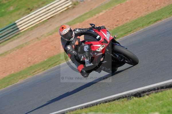 Mallory park Leicestershire;Mallory park photographs;Motorcycle action photographs;event digital images;eventdigitalimages;mallory park;no limits trackday;peter wileman photography;trackday;trackday digital images;trackday photos