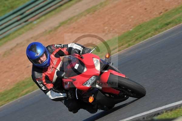 Mallory park Leicestershire;Mallory park photographs;Motorcycle action photographs;event digital images;eventdigitalimages;mallory park;no limits trackday;peter wileman photography;trackday;trackday digital images;trackday photos