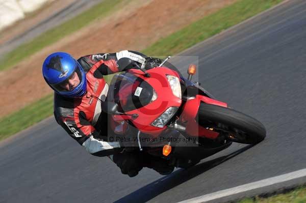 Mallory park Leicestershire;Mallory park photographs;Motorcycle action photographs;event digital images;eventdigitalimages;mallory park;no limits trackday;peter wileman photography;trackday;trackday digital images;trackday photos