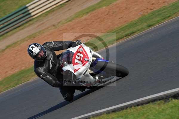 Mallory park Leicestershire;Mallory park photographs;Motorcycle action photographs;event digital images;eventdigitalimages;mallory park;no limits trackday;peter wileman photography;trackday;trackday digital images;trackday photos