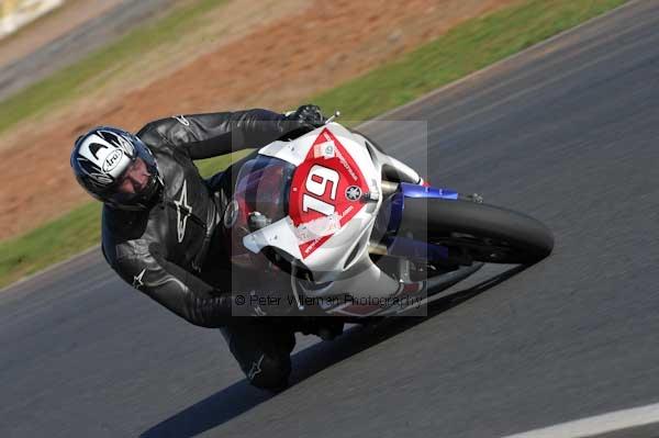 Mallory park Leicestershire;Mallory park photographs;Motorcycle action photographs;event digital images;eventdigitalimages;mallory park;no limits trackday;peter wileman photography;trackday;trackday digital images;trackday photos