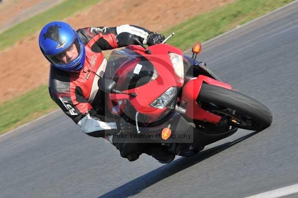 Mallory park Leicestershire;Mallory park photographs;Motorcycle action photographs;event digital images;eventdigitalimages;mallory park;no limits trackday;peter wileman photography;trackday;trackday digital images;trackday photos