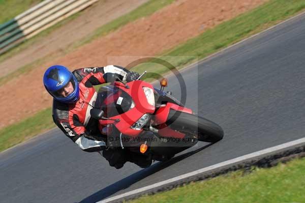 Mallory park Leicestershire;Mallory park photographs;Motorcycle action photographs;event digital images;eventdigitalimages;mallory park;no limits trackday;peter wileman photography;trackday;trackday digital images;trackday photos