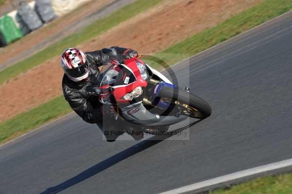 Mallory park Leicestershire;Mallory park photographs;Motorcycle action photographs;event digital images;eventdigitalimages;mallory park;no limits trackday;peter wileman photography;trackday;trackday digital images;trackday photos