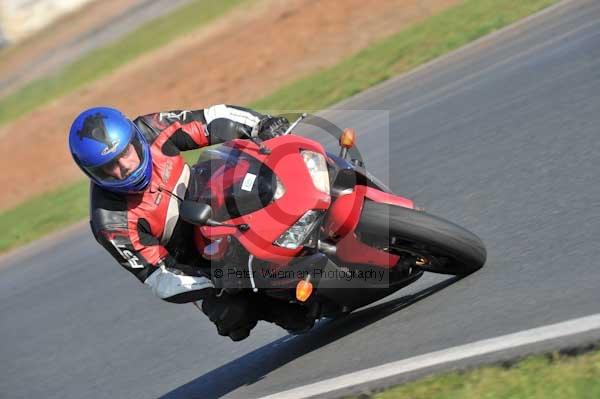 Mallory park Leicestershire;Mallory park photographs;Motorcycle action photographs;event digital images;eventdigitalimages;mallory park;no limits trackday;peter wileman photography;trackday;trackday digital images;trackday photos